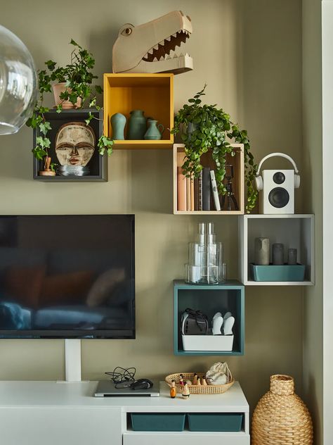 Un soggiorno dedicato al relax - IKEA IT Eket Ikea, Wall Mounted Shelving Unit, Ikea Eket, Etagere Cube, Flexible Furniture, Ikea Wall, Ikea Furniture Hacks, Cube Shelves, Furniture Hacks