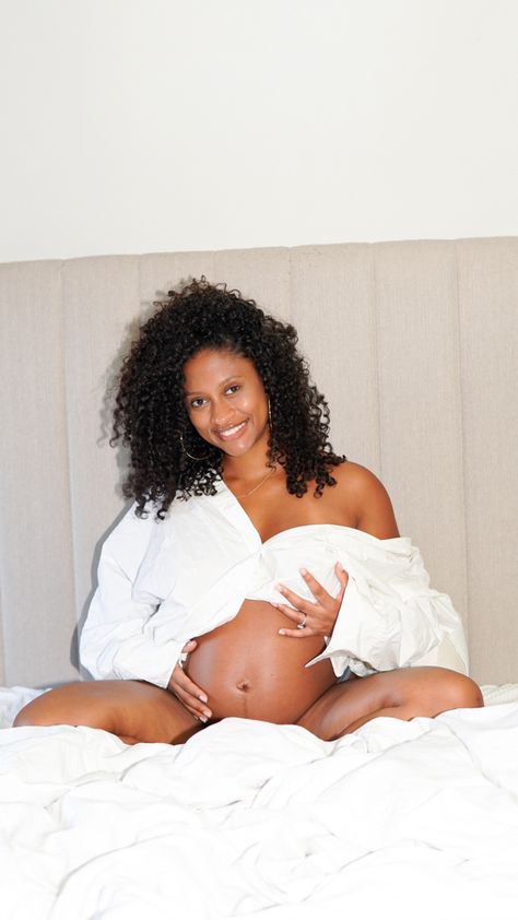 Maternity Shoot At Home Ideas, Spa Maternity Shoot, Studio Maternity Shoot Outfit Ideas, Diy Maternity Photo Shoot Ideas, Pregnancy Shoot Ideas At Home, Bed Maternity Pictures, Neutral Maternity Pictures Black Women, Hotel Maternity Photoshoot, Maternity Photo Shoot At Home