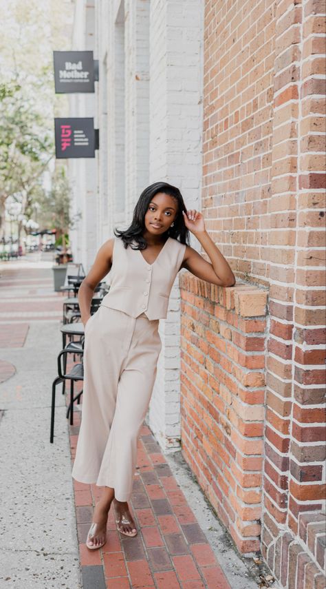 Energetic Poses, Market Photoshoot, Outdoor Branding, Lifestyle Photography Women, Business Portraits Woman, Professional Headshots Women, Photography Business Branding, Headshots Women, Headshot Poses