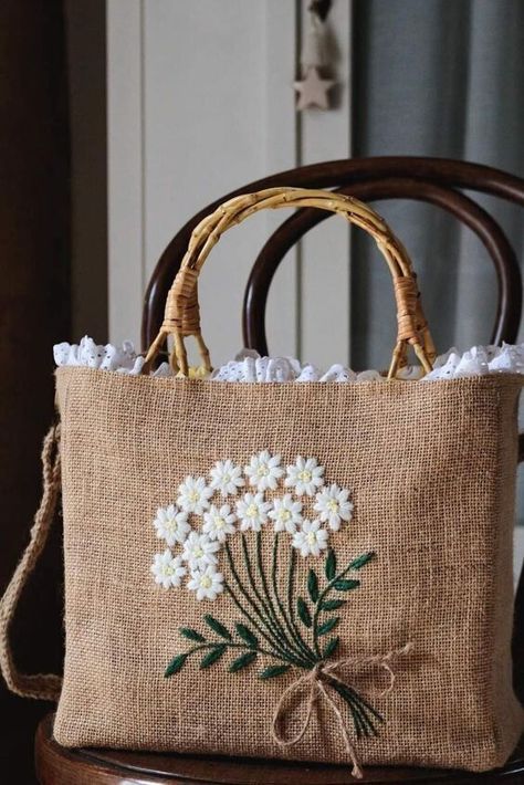 Bag With Flowers, Handbag Sewing Patterns, Handmade Fabric Bags, Simple Hand Embroidery Patterns, Sac Diy, Jute Tote Bags, Bag Pattern Free, Diy Bag Designs, Diy Bags Patterns