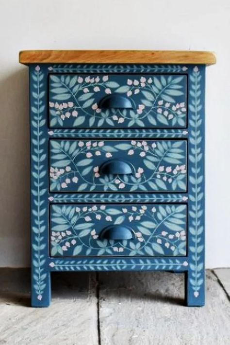 Decal Furniture Ideas, Decorative Painting On Furniture, Hand Painted Cabinet Ideas, Flipped Vintage Furniture, Painted Wood Furniture Ideas, Painting Ideas Furniture, Tiled Dresser, Scandinavian Painted Furniture, Folk Painted Furniture