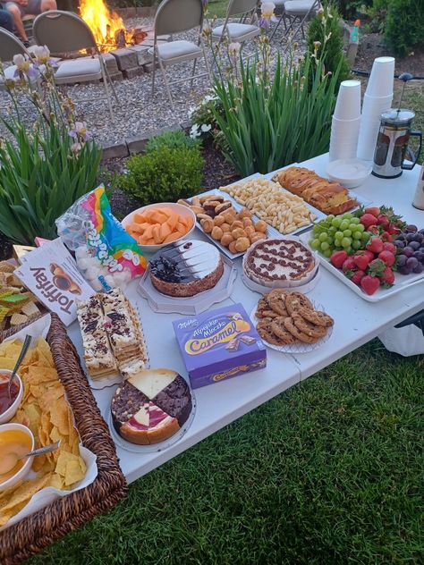 Birthday Party Outside Ideas Summer, Fun Bonfire Ideas, Bonfire Ideas Food, Bonfire Party Games For Adults, Fire Pit Night Friends, Bonfire Set Up, Bonfire Themed Birthday Party, Cookout With Friends, Summer Bonfire Party Ideas