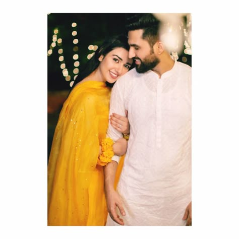 Couple Poses Indian Wear, Couple Wearing Payal, Couples Photos Traditional, Diwali Couple Outfit, Traditional Photoshoot Couple Poses, Lehenga Poses With Husband, Couple Pose Indian, Couple Pose Traditional Look, Couple Poses For Saree