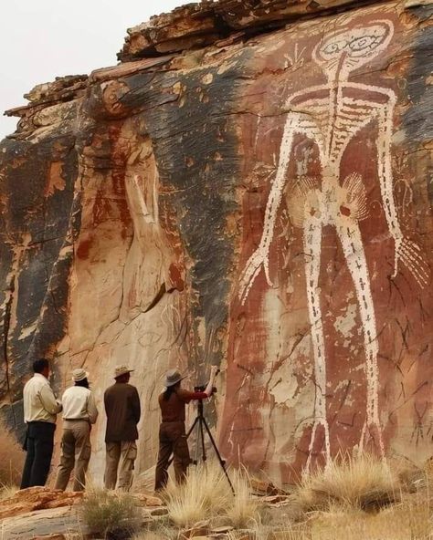 Petroglyphs Art, Alien Artifacts, Ufo Art, Ancient History Facts, Cave Art, Aliens And Ufos, Cave Paintings, Ancient Mysteries, Amazing Nature Photos