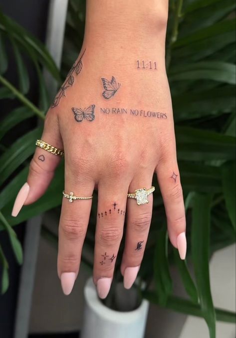 Tattoo Eyebrows, 42 Tattoo, Tato Minimal, Basic Tattoos, Tattoo Red, Hand And Finger Tattoos, Pretty Hand Tattoos, Red Tattoo, Small Pretty Tattoos