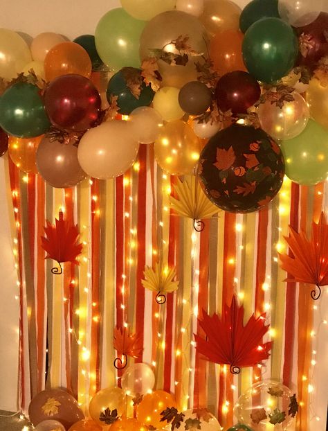 Thanksgiving Backdrop Ideas, Backdrop Thanksgiving, Thanksgiving Backdrop, Fall Festival Decorations, Autumn Backdrop, Thanksgiving Party Decor, Friendsgiving Dinner Party, Friendsgiving Ideas, Friendsgiving Decorations