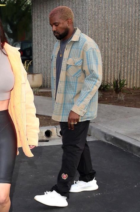 Kanye West Wearing Yeezy, Yeezy Boost 350 Outfit, Hip Hop Look, West Outfit, Look Hip Hop, Kanye West Outfits, Kanye Fashion, Kanye Yeezy, Kanye West Style