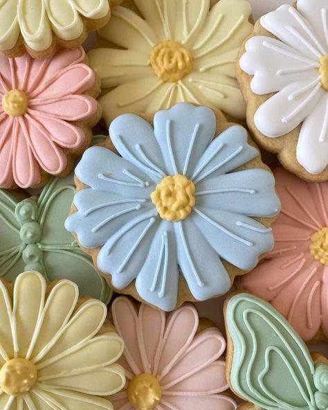 Royal Icing Cookies Floral, Flower Cookie Royal Icing, Wild Flower Decorated Cookies, Flower Graduation Cookies, Garden Decorated Cookies, Wild Flower Sugar Cookies, Sugar Cookie Flower Bouquet, Flower Sugar Cookies Royal Icing, Simple Flower Cookies