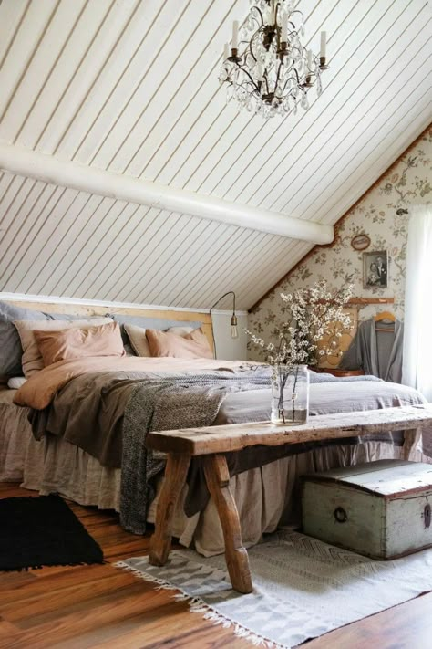 Swedish Country House, Design Ložnic, Country House Interior, Attic Room, Attic Rooms, Attic Bedroom, Country Bedroom, Country House Decor, Cottage Homes