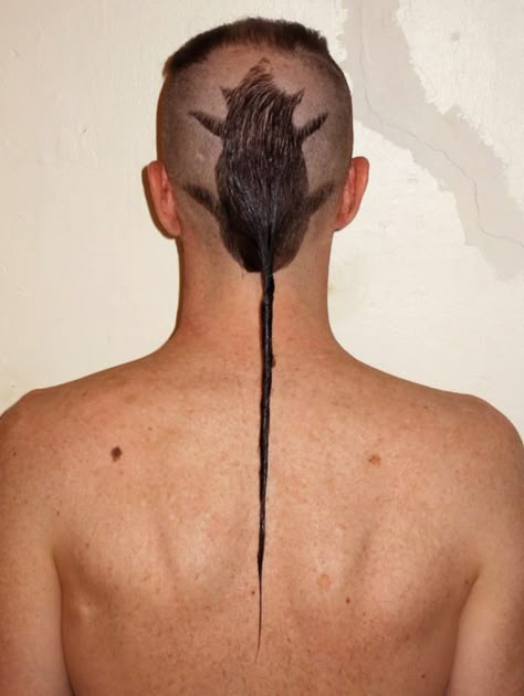 The Ultimate Rat Tail, now that's taken it too literally! Rat Tail Haircut, Weird Haircuts, Hairstyles Reference, Tail Hairstyle, Bad Haircut, Rat Tail, Haircut Designs, Corte De Cabelo Masculino, Curly Hair Men