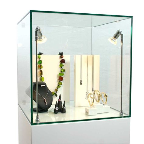 Glass Jewelry Case Display Ideas, Jewellery Showcase Display, Jewellery Exhibition Display, Luxury Retail Jewelry Display Case, Beauty Display, Jewelry Showcase Glass, Fine Jewelry Display, Creative Jewelry Displays, Jewellery Cabinet