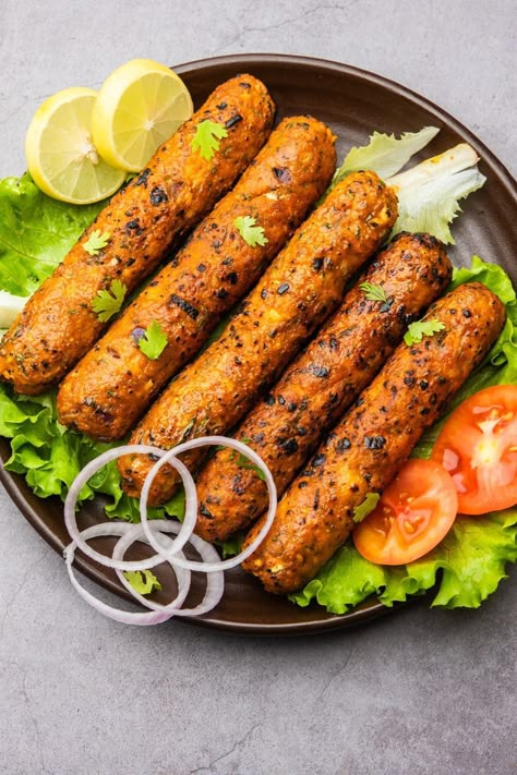 Try these traditional Pakistani foods for dishes that are full of flavor! From lentils to stew to flatbread, you won't be able to resist these recipes. Pakistani Lunch, Food Recipes Pakistani, Grilled Chicken Sliders, Pakistani Dinner, Seekh Kebab Recipes, Pakistani Foods, Recipes Pakistani, Blackened Fish Tacos, Pakistani Food Recipes