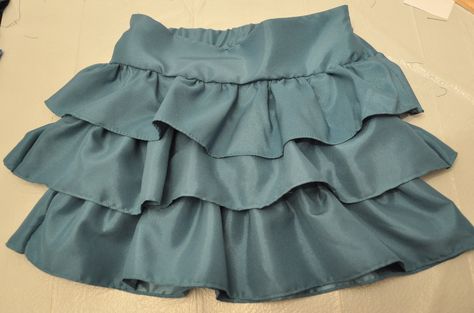 How to make a Ruffle Skirt (sew-along tutorial) Tiered Ruffle Skirt Pattern, Diy Ruffle Skirt, Tiered Skirt Pattern, Ruffle Skirt Tutorial, How To Make A Ruffle, Ruffle Skirt Pattern, Sewing Ruffles, Skirt Pattern Easy, Circle Skirt Tutorial