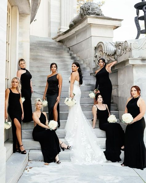 - Check more at https://howcandothis.com/weddingideas/113937/ Bridal Party Shots Picture Ideas, Serious Bridal Party Photos, Bridesmaid Photos With Bride, Wedding Photoshoot Bridal Party, Black Tie Wedding Family Photos, Bridal Party Winter Wedding, Old Money Bridal Party, Moody Bridal Party Photos, Black Dress Bridal Party Photos