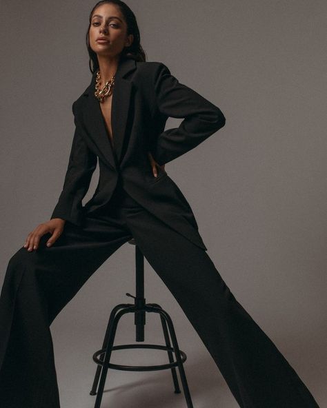 Suit Look Women, Blazer Photoshoot Women, Suit Photography, High Fashion Photoshoot, High Fashion Poses, Woman In Suit, Studio Photography Fashion, Studio Poses, Fashion Model Poses