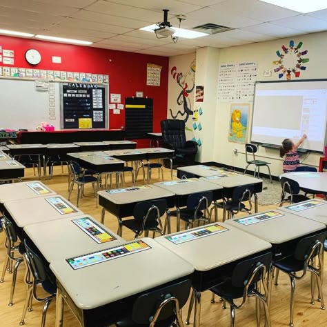 Art Classroom Layout Desk Arrangements, 22 Desk Arrangement, Seating Chart For Classroom, Narrow Classroom Layout, Class Desk Arrangements, 1st Grade Desk Arrangement, Seating Chart Classroom Elementary, Classroom Desk Arrangement Elementary, Desk Layout Classroom