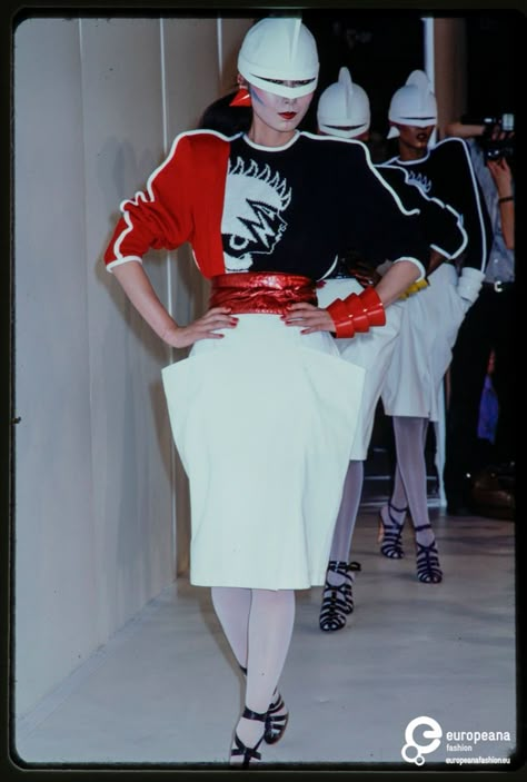 Fashion show Kansai Yamamoto spring / summer 1980 Sayoko Yamaguchi, 1979 Fashion, Mode Dope, 80s Womens Fashion, Futurism Fashion, 1980 Fashion, Kansai Yamamoto, 1980s Women, Fashion Decades