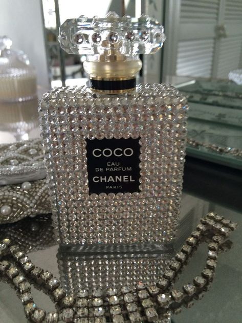 Chanel Cakes, Chanel Birthday Party Decoration, Chanel Inspired Room, Chanel Perfume Bottle, Bling Bottles, 00s Mode, Chanel Decor, Crystal Bottle, Chanel Party