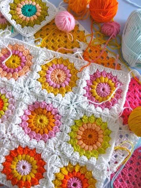 puffy granny squares
love the pattern, LOVE the color Balls Of Yarn, Granny Square Blanket, Granny Squares Pattern, Crochet Motifs, Crochet Square, Yarn Projects, Crochet Squares, Art Textile, Love Crochet