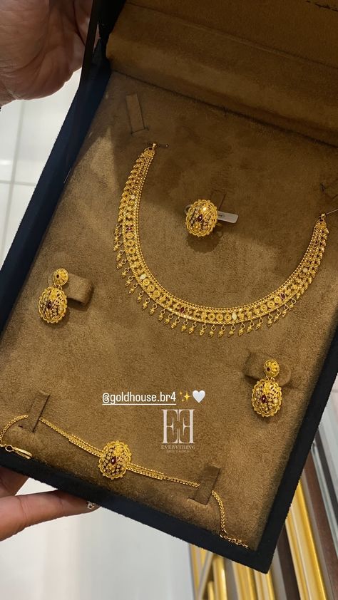 Unique Gold Jewelry, Unique Gold Jewelry Designs, Gold Jewelry Designs, Delicate Gold Jewelry, Bridal Necklace Designs, Gold Jewels Design, New Gold Jewellery Designs, Pretty Jewelry Necklaces, Gold Bridal Jewellery