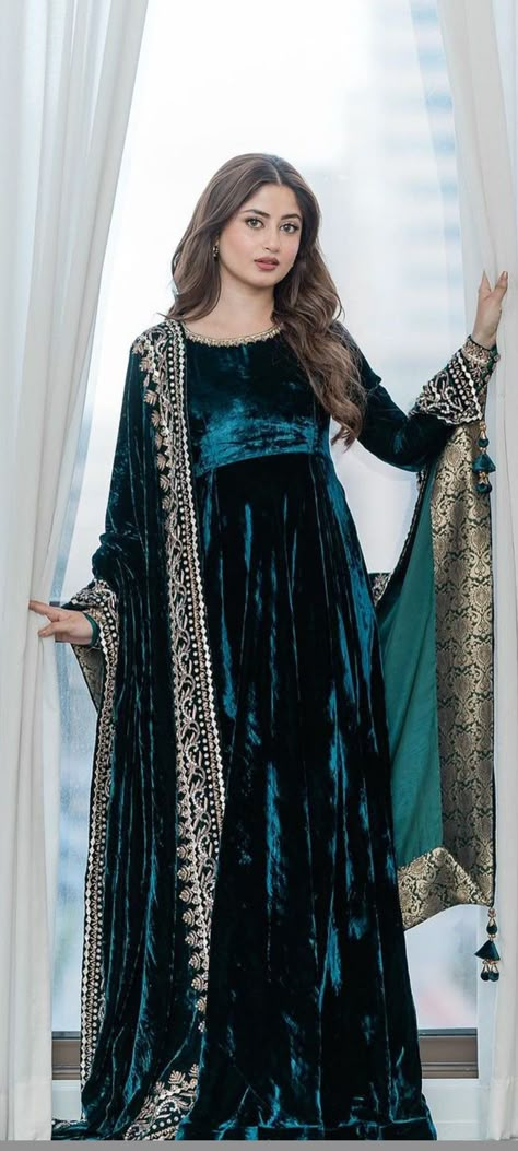 Velvet Dress Designs Pakistani, Velvet Pakistani Dress, Partywear Outfits, Dress Design Pakistani, Velvet Suit Design, Salwar Suit Design, डिजाइनर कपड़े, Indian Dress Up, Pakistani Women Dresses