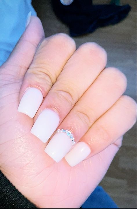 Gems On White Nails, Short White Nails With Gems, White Nails W Charms, Short White Nails With Diamonds, Short White Nails With Charms, Short White Acrylic Nails With Diamonds, White Nails With Gems Rhinestones, White Nails With Gems, White Nails With Diamonds