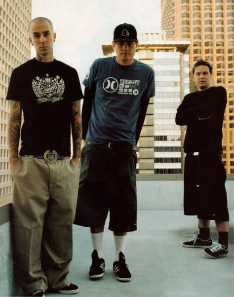 Punk rock gods Blink-182 Blink 182 Outfit, 2000s Punk Fashion, Pop Punk Outfits, Punk Outfits Men, Punk Fashion Men, Stile Punk Rock, Metal Outfit, Punk 90s, 2000s Punk