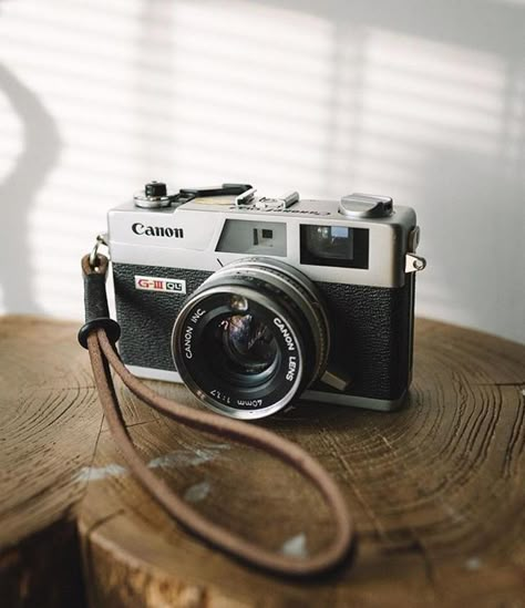 Photographer Aesthetic, Fotocamere Vintage, Film Camera Photography, Photography People, Shotting Photo, Old Cameras, Classic Camera, Compact Camera, Camera Nikon