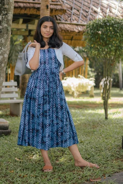 Girls Laise Design Kurti, Indian Frocks For Women, Cotton Frocks For Women, डिजाइनर कपड़े, Simple Frock, Cotton Dress Pattern, Simple Kurta, Simple Frock Design, Long Gown Design