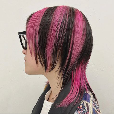 Chunky Highlights Short Hair, Black Hair Pink Highlights, Pink Chunky Highlights, Chunky Highlight, Highlights Short Hair, Shaggy Cut, Pink And Black Hair, Short Hair Highlights, Chunky Highlights