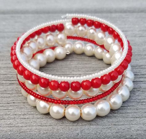 Arthritic Hands, Stackers Jewellery, Red And White Christmas, Red White Christmas, Accessories Making, Wire Bracelets, Beaded Necklace Designs, Bracelet Pearl, Spiral Shape