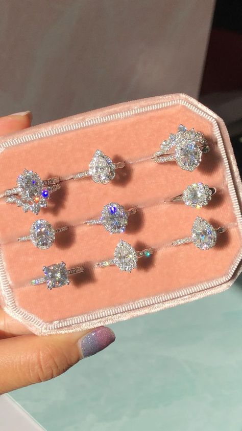 Diamond Ring Collection, Bling Wedding Ring, Princess Wedding Rings Engagement, Rings Collection Aesthetic, Beautiful Wedding Rings Unique, Pretty Rings Unique, Aesthetic Wedding Ring, Jewel Video, Engagement Rings Aesthetic