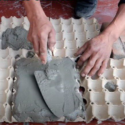 Unique Flower Pots, Cement Flower Pots, Concrete Diy Projects, Egg Cartons, Diy Flower Pots, Concrete Crafts, Concrete Projects, Garden Art Sculptures Diy, Cement Crafts