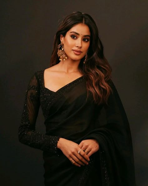 Black Saree Jewellery Ideas, Black Velvet Saree, Black Saree Blouse Designs, Black Saree Designs, Black Saree Blouse, Black Blouse Designs, Black Sari, Bff Wedding, Jahnvi Kapoor