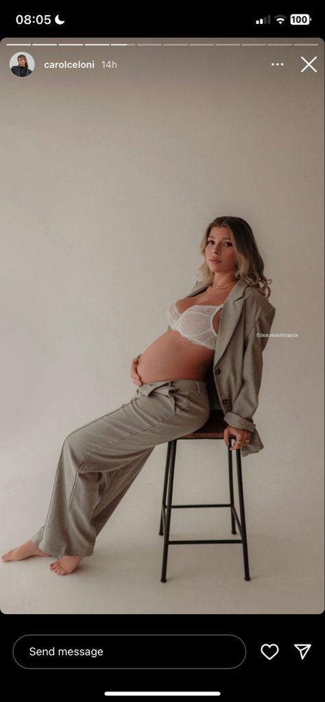 Sweatpants Maternity Shoot, Stool Maternity Shoot, Maternity Sitting Poses, Shooting Inspiration, Maternity Hospital, Hospital Photos, Maternity Photography Poses, Sitting Poses, Maternity Poses