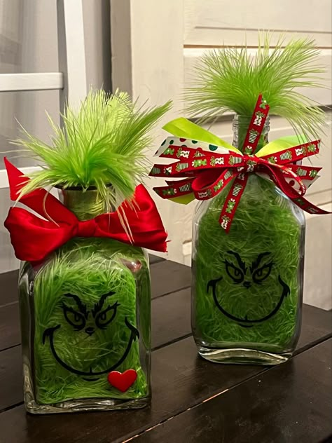 Whoville Gender Reveal, Diy Grinch Hand, Grinch Gender Reveal Ideas, Immagini Grinch, Grinch Crafts, Der Grinch, Grinch Decorations, Grinch Christmas Party, Whoville Christmas