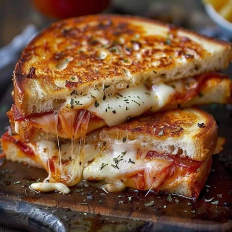 Pizza Grilled Cheese - Tasty Recipes Pepperoni And Cheese Sandwich, Grilled Cheese With Mozzarella, Garlic Parmesan Grilled Cheese, Grilled Cheese With Pepperoni, Pizza Sandwich Sliders, Grilled Cheese Pizza Recipes, Italian Pizza Bread Recipes, Grilled Cheese Pepperoni Pizza, Pepperoni Pizza Sandwich