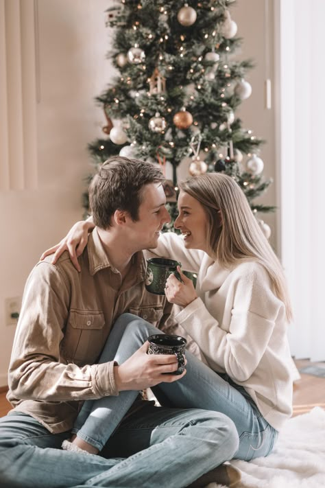 Christmas Photography Couples, Christmas Tree Photoshoot, Christmas Couple Photos, Couple Christmas Card, Christmas Couple Pictures, Christmas Poses, Christmas Family Photoshoot, Couples Holiday, Christmas Tree Pictures