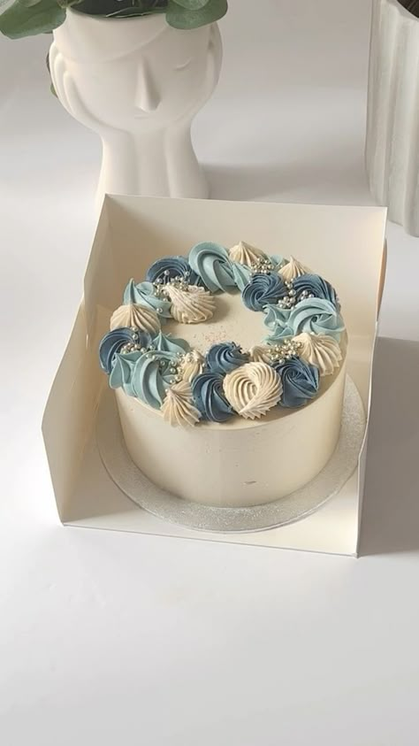 Blue Piping Cake, Cute Blue Birthday Cakes, Blue Cake With Macarons, Blue Macaron Cake, Blue Frosting Cake, Mini Cake For Men, Cake Ideas For Father, Blue Colour Cake, Men’s Cake