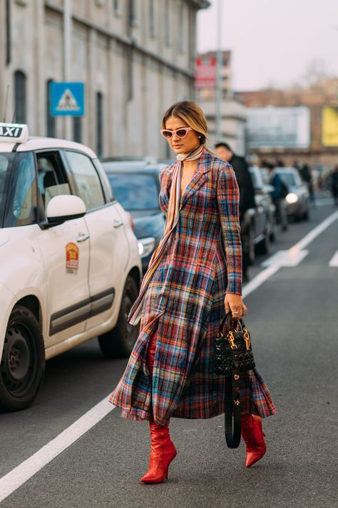 These Milan Fashion Week Street Style Moments Will Have You Saying, "What Runway?" Wear A Scarf, How To Wear A Scarf, Nice Outfits, Red Boots, Looks Street Style, Street Fashion Photography, Street Style Summer, Summer Scarves, How To Wear Scarves