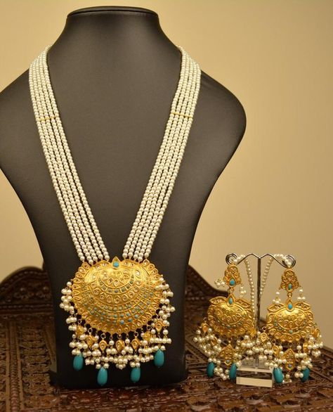 Roshni 2 Dubai Gold Jewelry, Indian Gold Jewelry, Gold Jewelry Simple Necklace, Gold Necklace Indian Bridal Jewelry, Gold Bridal Jewellery Sets, Jewelry Set Design, Antique Bridal Jewelry, Real Gold Jewelry, Indian Jewellery Design Earrings