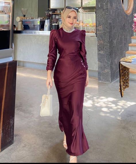 Gamis Maroon Hijab, Inspirasi Gaun Bridesmaid Hijab, Long Dress Hijab Bridesmaid, Baju Dress Hijab Styles, Dress Satin Hijab Bridesmaid, Maroon Dress Hijab, Dress Silk Hijab, Model Dress Bridesmaid Hijab, Ootd Bridesmaid Hijab