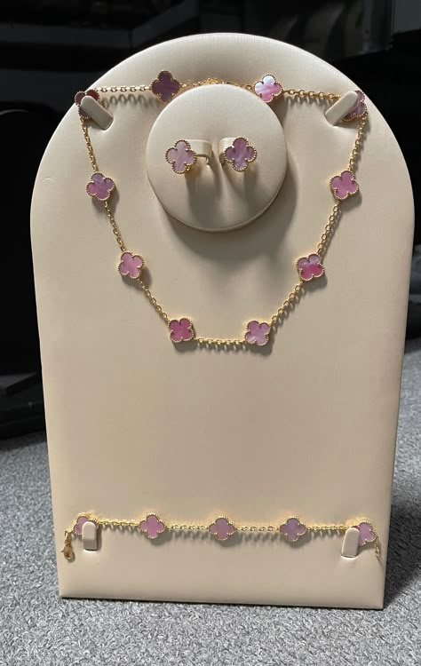 Van Cleef Set, Pink Van Cleef, Xoxo Jewelry, Van Cleef And Arpels Jewelry, Pretty Jewelry Necklaces, Van Cleef & Arpels, Expensive Jewelry Luxury, Expensive Gifts, Luxe Jewelry