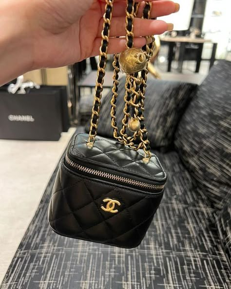 No.1 Chanel Lover on Instagram: "Back 🖤🫶🏻🖤 . . . . . . . #chanelforever #ilovechanel #chanelclassicbag #chanelaccessories #chanelslg #chanelcollection #chanelcaviar #chanelboybag #chanel22 #chanelflap #chanelbags #chanelvintage #chaneladdict #chanel22s" Chanel Bucket Bags, Range Rover Mom, Chanel Bag Classic, Charlotte Tillbury, Luxury Goals, Mediterranean Aesthetic, Chanel Lover, Dubai Outfits, Bag Wishlist