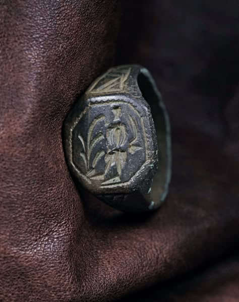 16-17 th century Features Size: 19,2mm  EU 60 Overall: 22,8mm Bezel: 15.2 x 14mm Ring height: 23,8mm Weight: 6g Condition: not wearable Item Number: 2-7 Vintage Men Rings, Vintage Mens Jewelry, Medieval Man, Historical Rings, Ancient Rings, Hantverk Diy, Medieval Rings, Medieval Jewelry, Signet Rings