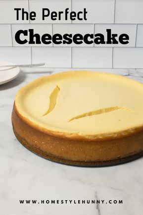 Cheesecake Recipe No Water Bath, Cheesecake Classic, Original Cheesecake Recipe, Cheesecake Cream Cheese, Cheesecake Recipes Easy Homemade, Raspberry Sauce Recipe, Cheesecake Recipes Easy, Homemade Cheesecake Recipes, Sour Cream Cheesecake