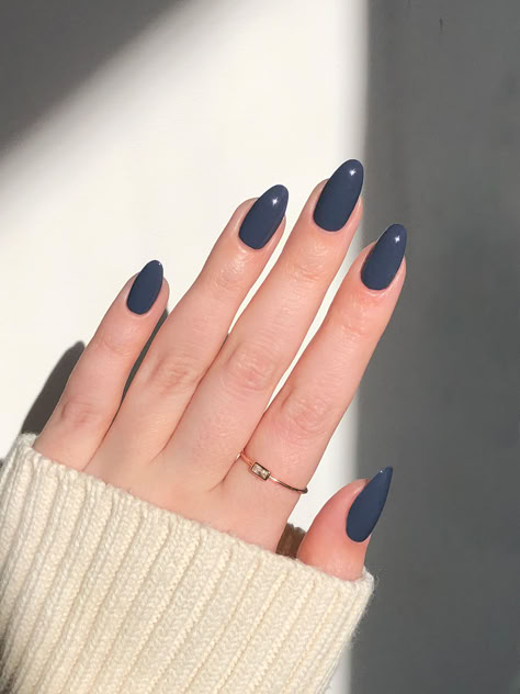 Winter is not the same without a dark blue nail shade. Dark Color Nails, Nail Paint Shades, Hello Nails, Nagel Tips, October Nails, Smink Inspiration, Simple Gel Nails, Casual Nails, Makijaż Smokey Eye