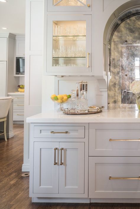 11 Kitchens Where the Cabinet Hardware Steals the Show - Design Chic Traditional Kitchen Cabinet Hardware, Kitchen Hardware Silver, Silver Cabinet Hardware, Traditional Kitchen Cabinets, Modern Cabinet Hardware, Modern Cabinet, Kitchen Cabinet Hardware, Kitchen Hardware, Historic Home