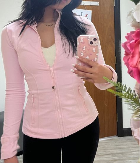 Aesthetic Outfits Sporty, Lululemon Define Jacket Outfit, Outfit Ideas Lululemon, Strawberry Milkshake Lululemon, Define Jacket Outfit, Lululemon Outfit Ideas, Gym Aesthetic Outfits, Sporty Outfits For Women, Gym Outfits Aesthetic