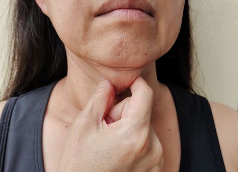 2 Easy Exercises For A Sagging Neck Aging Neck Sagging Skin, Exercise For Neck Fat Loss, Sagging Neck Exercises, Sagging Neck Remedies, Exercise For Neck Lines, Exercises For The Neck, Saggy Chin How To Get Rid, How To Get Rid Of Loose Skin On Neck, Neck Firming Exercises